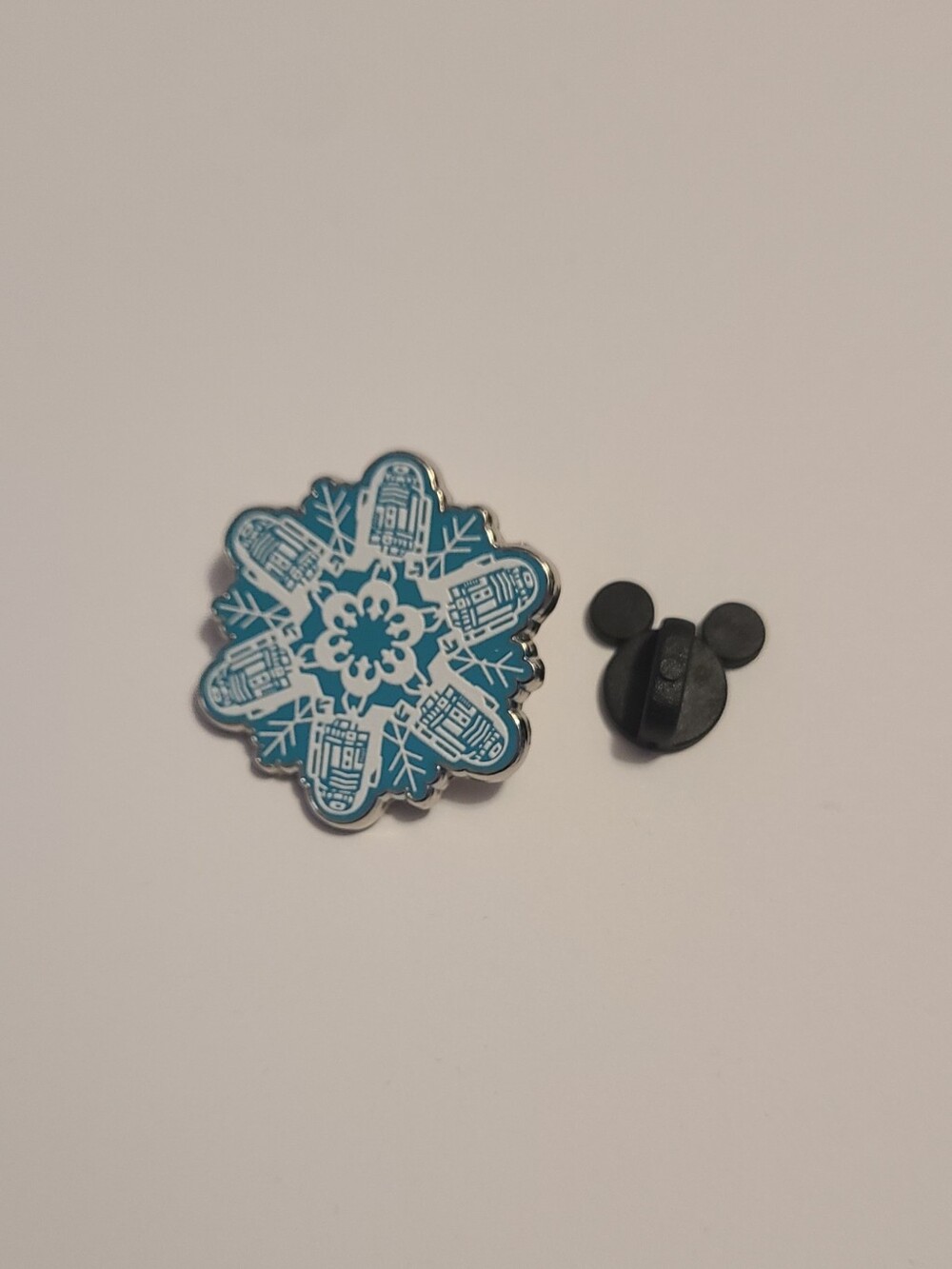 Disney R2D2 Snowflake Star Wars Pin - Picture 3 of 4